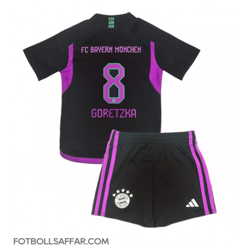 Bayern Munich Leon Goretzka #8 Bortadräkt Barn 2023-24 Kortärmad (+ Korta byxor)